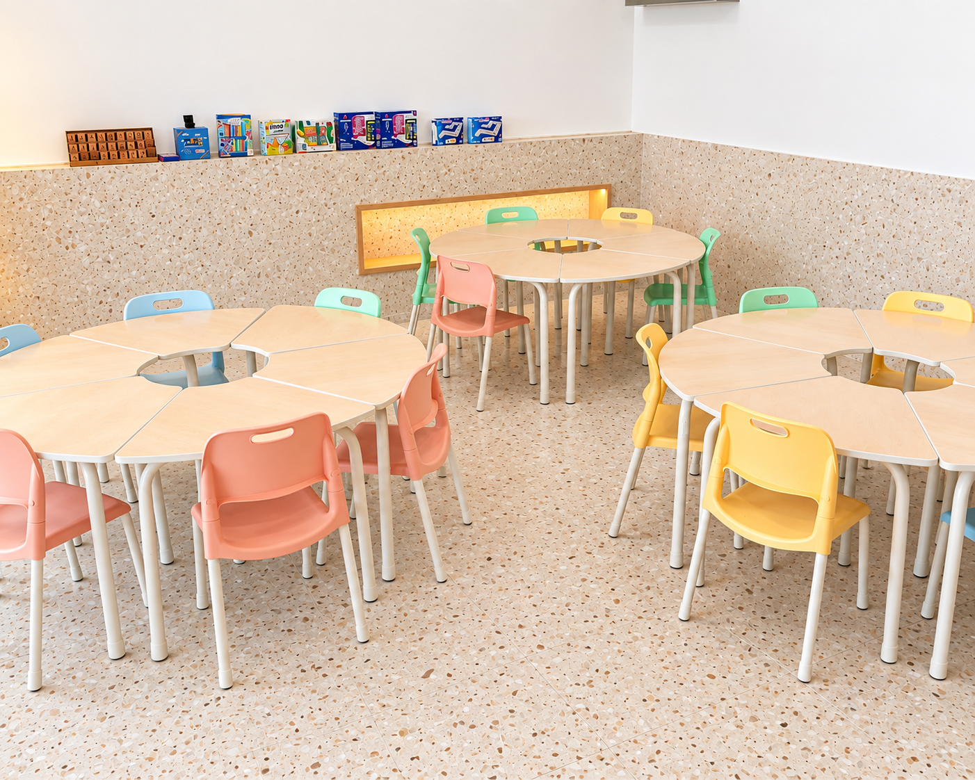 Sala dos Anos Iniciais com mesas redondas coloridas