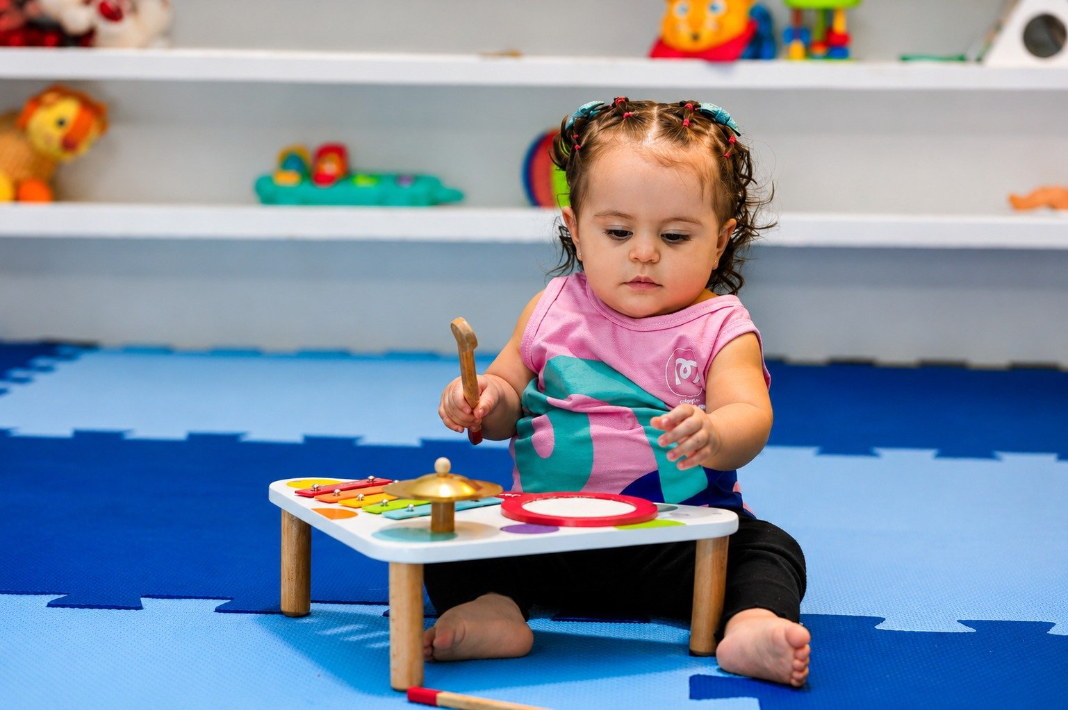 Bebê brincando com xilofone de madeira